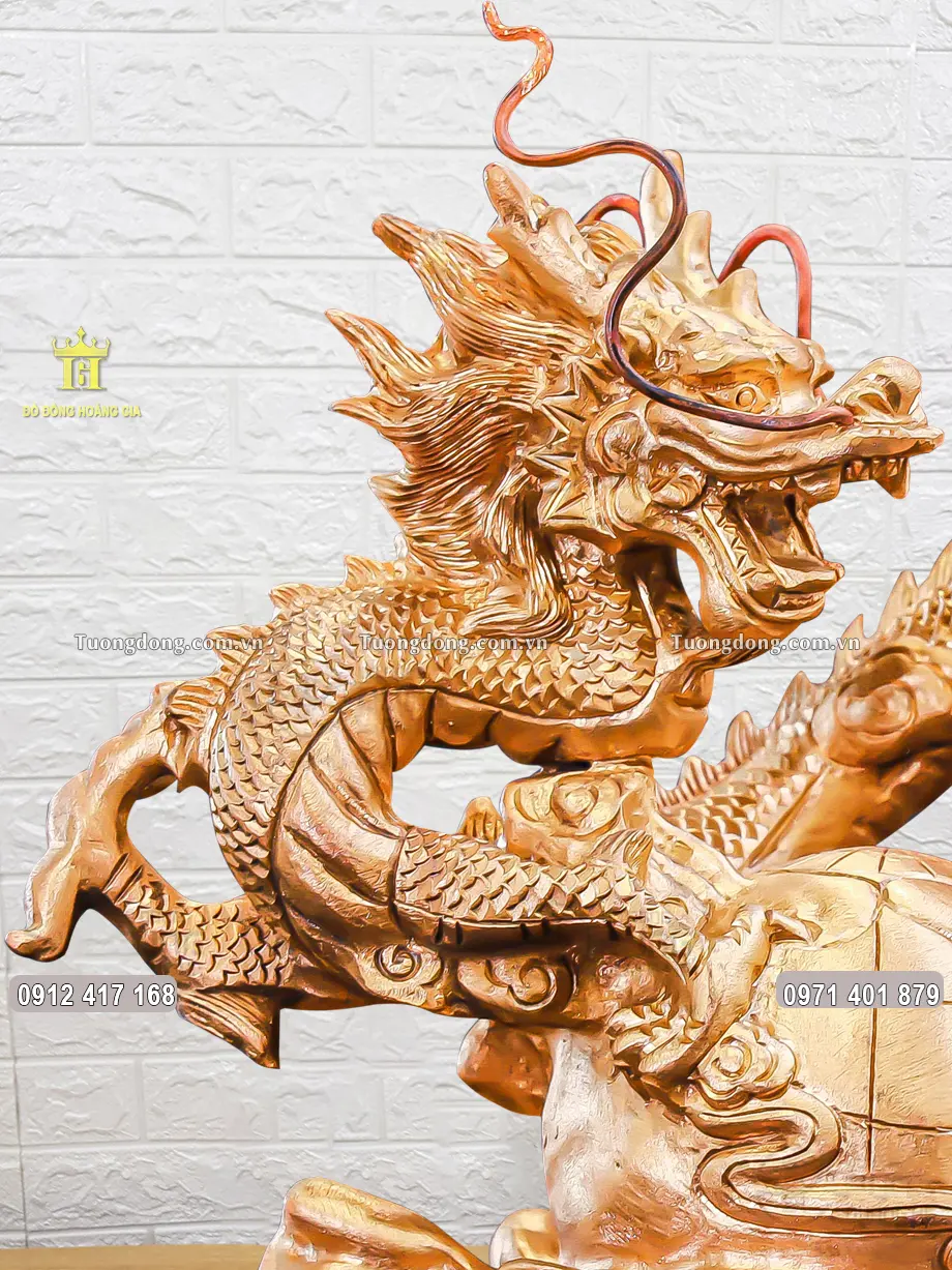 Đầu linh vật Rồng được đúc theo thế quay lại ngắm quả địa cầu
